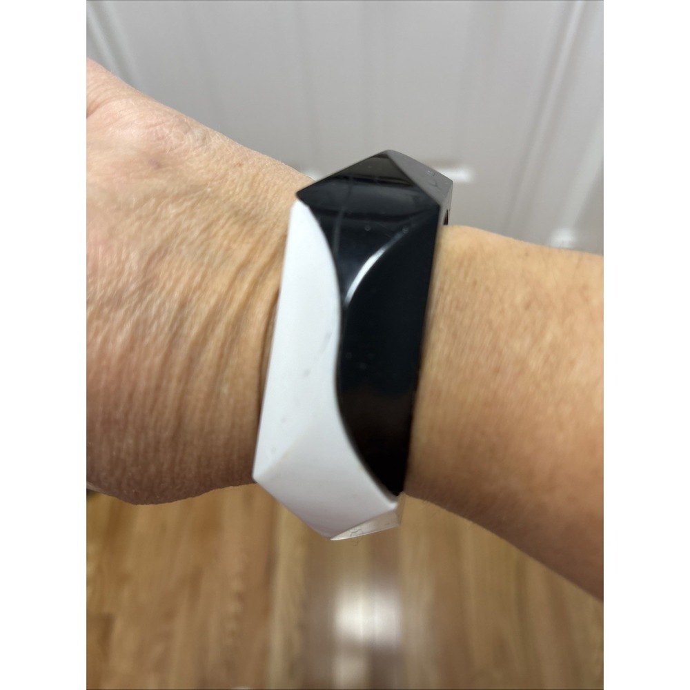 Black‎ And White 80s Clasp Resin Bangle